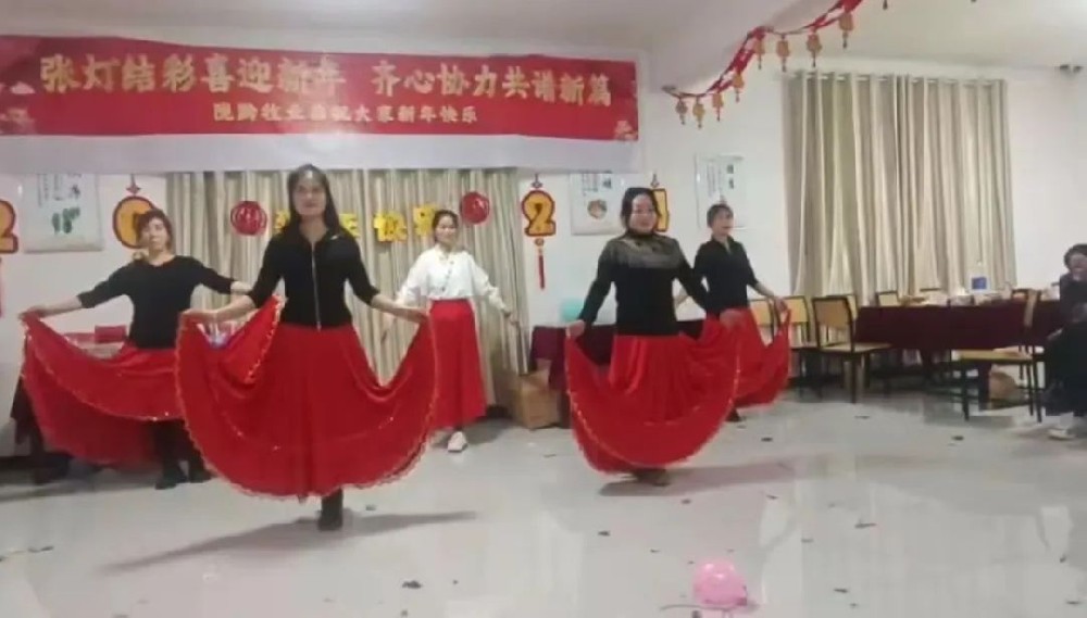 張燈結(jié)彩喜迎新年，齊心協(xié)力共譜新篇——前進牧業(yè)隴黔牧場舉行新年晚會