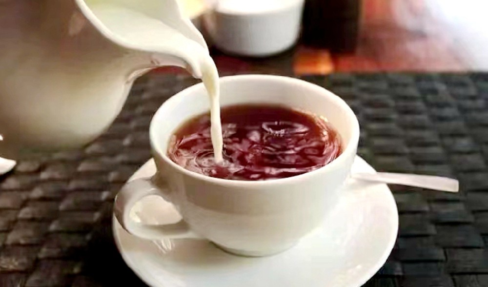 春風(fēng)里，細(xì)品一杯傳祁牛奶茶的醇香