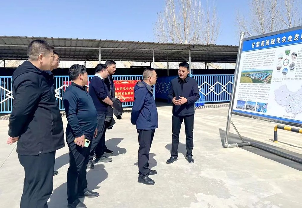 酒泉職業(yè)技術學院副校長王立智一行到甘肅前進集團參觀見學