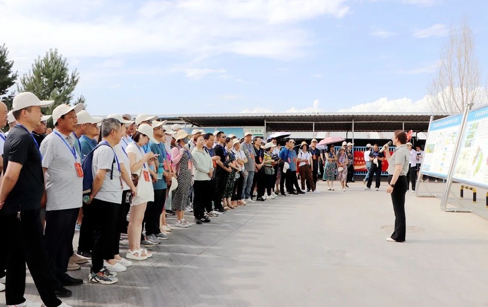 甘肅省勞模和高技能人才到甘肅前進(jìn)牧業(yè)觀(guān)摩交流