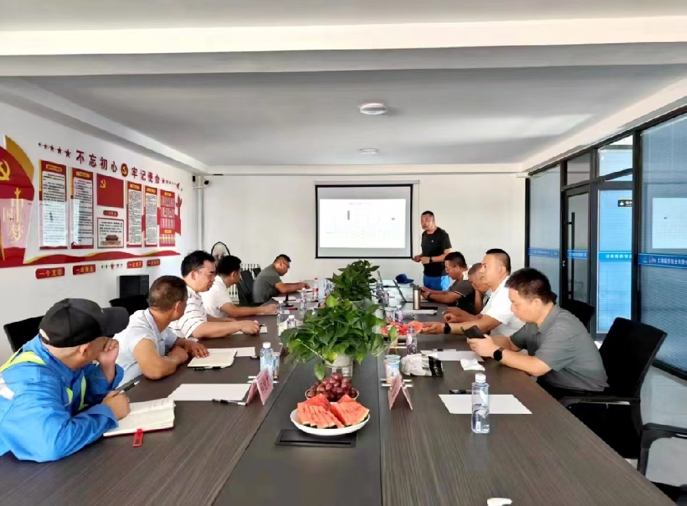 貴州南方乳業(yè)股份有限公司黨委書記、董事長黃德澤一行到甘肅前進(jìn)集團(tuán)隴黔牧場(chǎng)調(diào)研