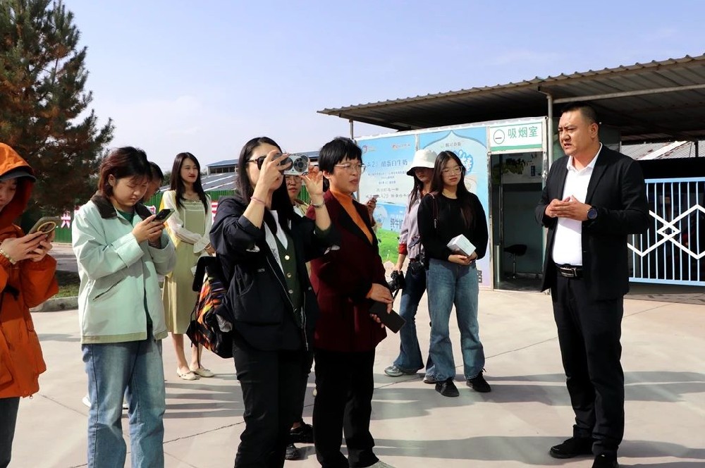 人民日報光明日報等13家中央、省屬媒體記者齊聚甘肅前進集團采訪