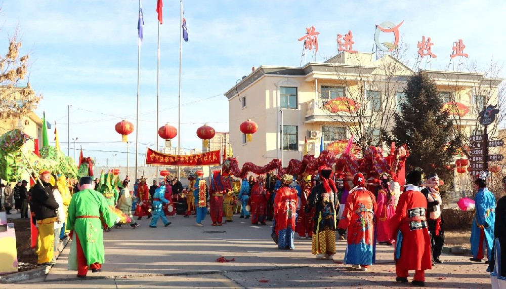 鑼鼓喧天拜大年，社火鬧春業(yè)興旺