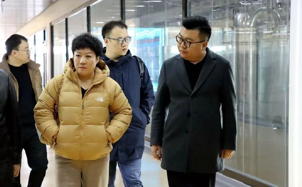 君樂寶乳業(yè)集團副總裁、供應(yīng)鏈總經(jīng)理黃亞芳到甘肅前進集團傳祁甘味乳業(yè)考察