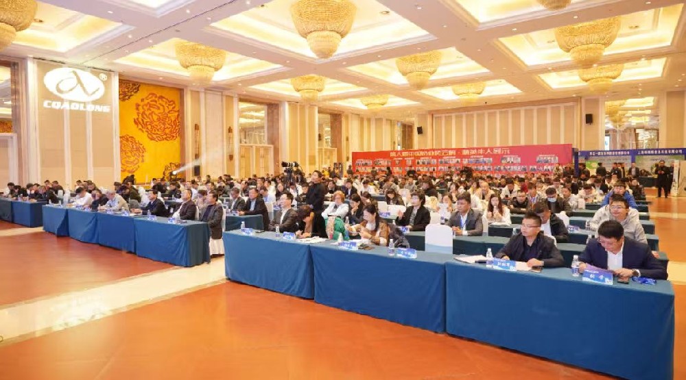 甘肅前進(jìn)“牛人”在第八屆中國(guó)奶業(yè)風(fēng)云榜公益評(píng)選頒獎(jiǎng)慶典上斬獲多項(xiàng)殊榮