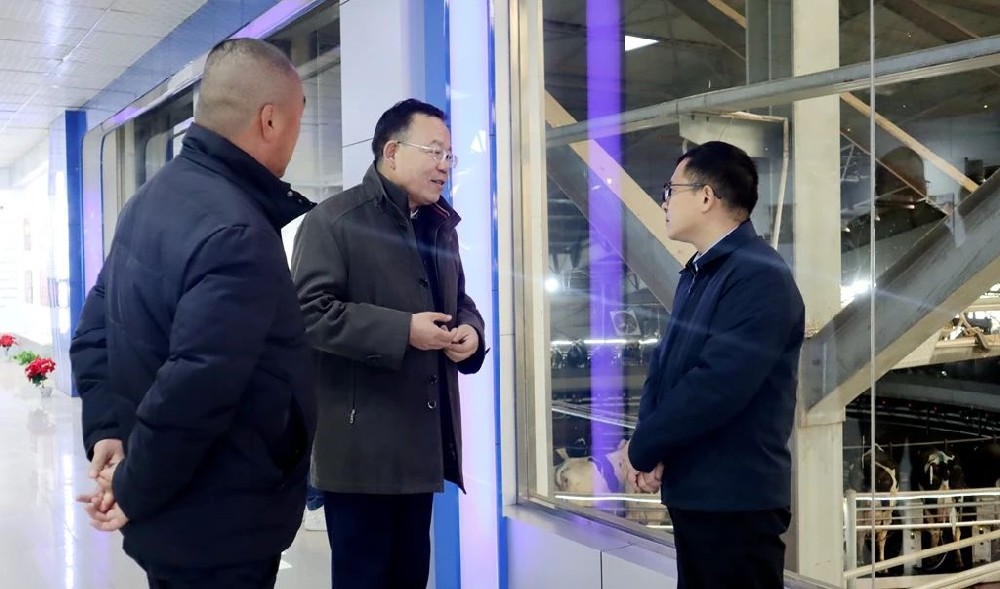 光明日?qǐng)?bào)社記者到甘肅前進(jìn)集團(tuán)采訪