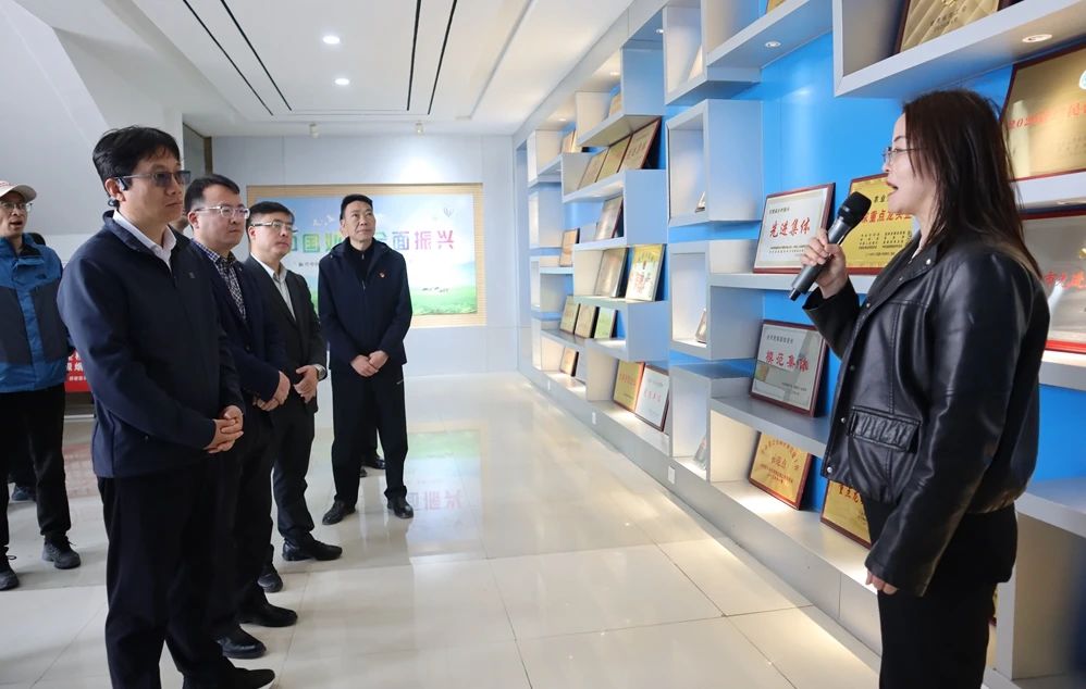 中組部第25批博士服務(wù)團(tuán)到甘肅前進(jìn)集團(tuán)觀摩調(diào)研