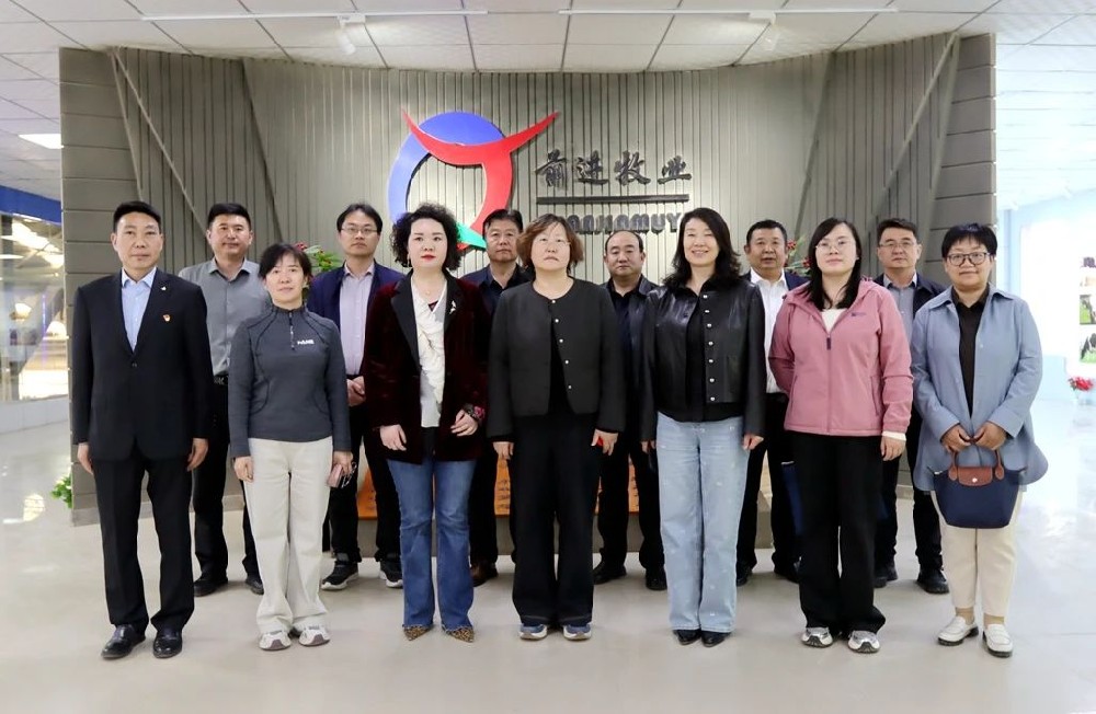 全市教育系統(tǒng)到甘肅前進(jìn)集團(tuán)考察學(xué)生奶源基地