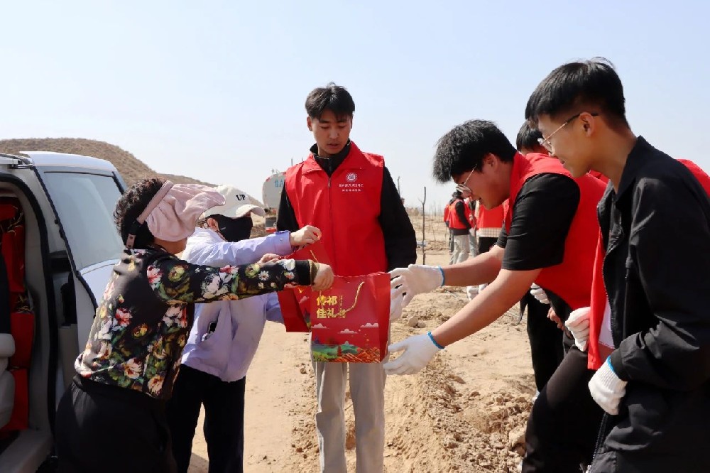 傳祁甘味乳業(yè)慰問機關(guān)企事業(yè)植樹人員