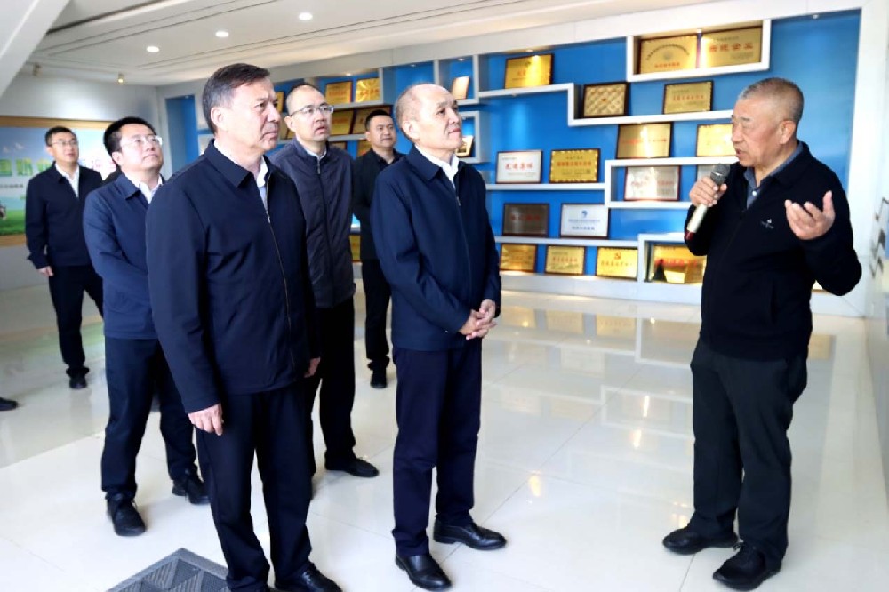 新疆維吾爾自治區(qū)阿勒泰地區(qū)考察團(tuán)到甘肅前進(jìn)集團(tuán)考察