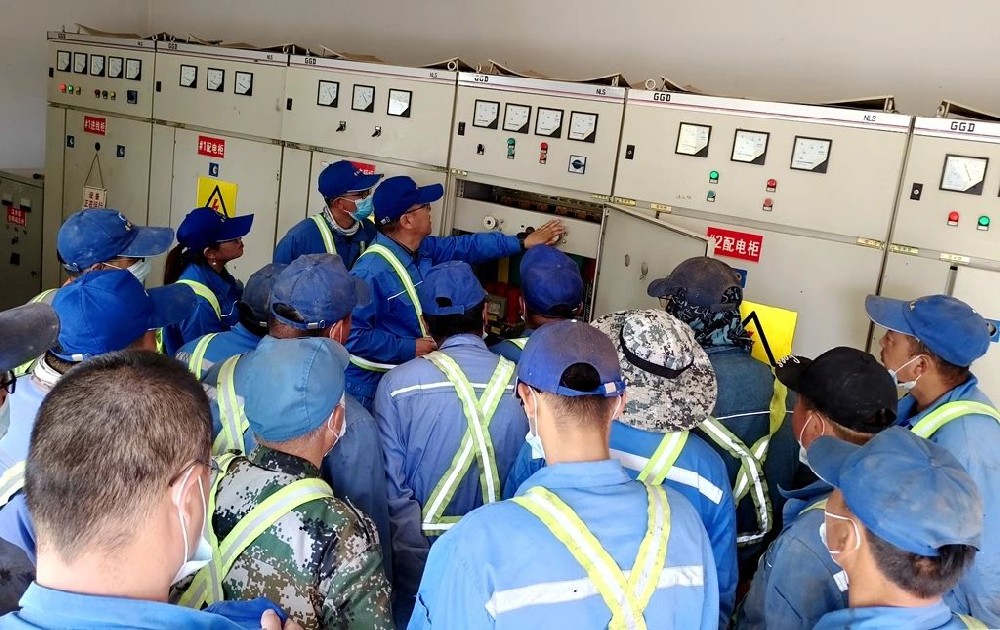 風(fēng)雨同舟十三載，同心逐夢(mèng)贏未來(lái)