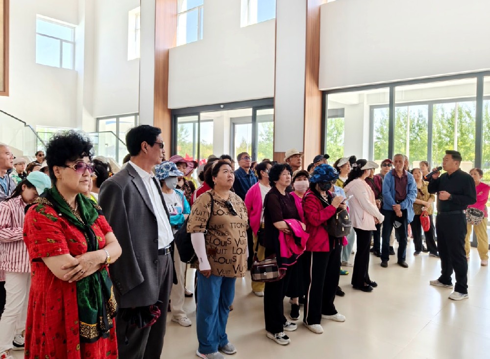 退休職工參觀傳祁甘味乳業(yè)點贊甘肅現(xiàn)代化乳制品生產(chǎn)基地