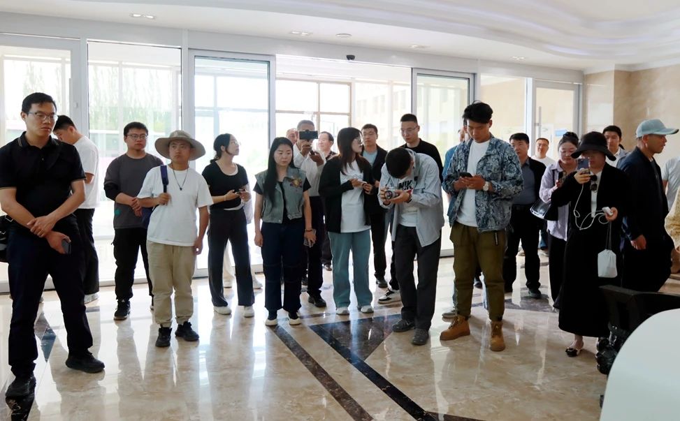 “祁連山下是我家·彩虹張掖福感地帶”主題采訪團(tuán)走進(jìn)甘肅前進(jìn)集團(tuán)