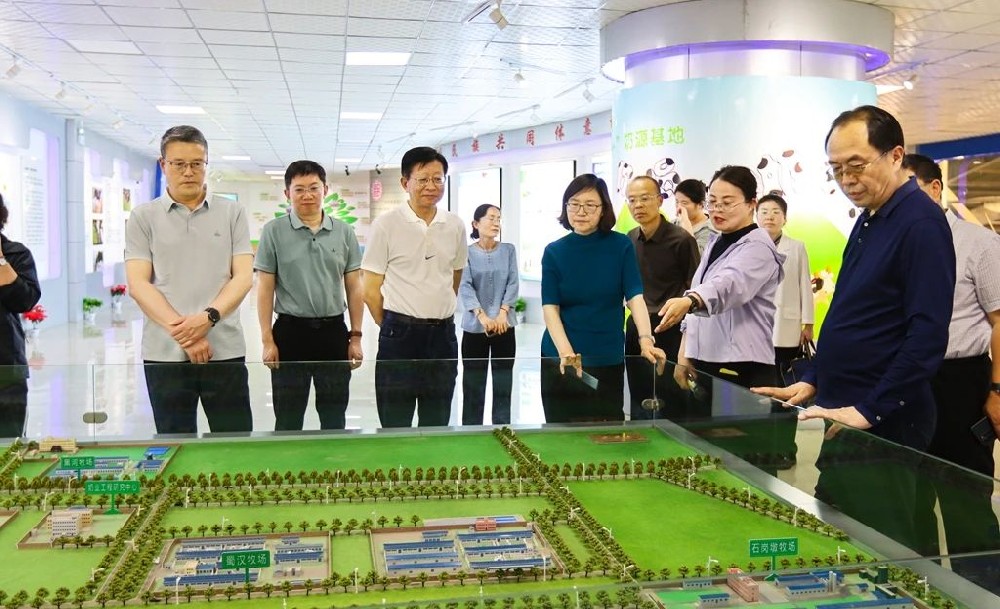 內(nèi)蒙古自治區(qū)政協(xié)副主席張磊帶領(lǐng)考察組到甘肅前進(jìn)集團(tuán)考察學(xué)習(xí)