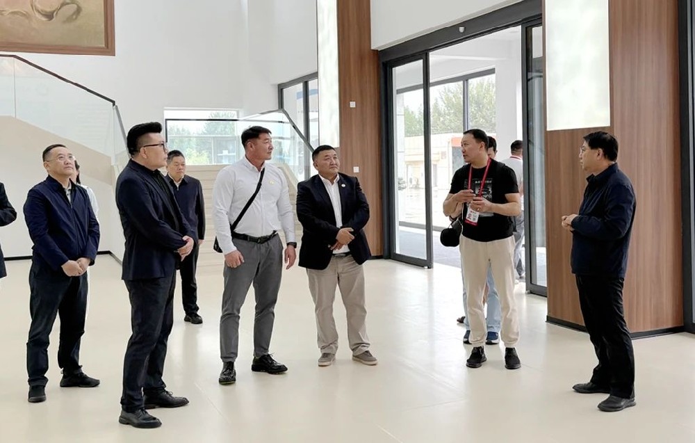 蒙古國(guó)戈壁阿爾泰省省長(zhǎng)欽巴特到甘肅傳祁甘味乳業(yè)考察交流