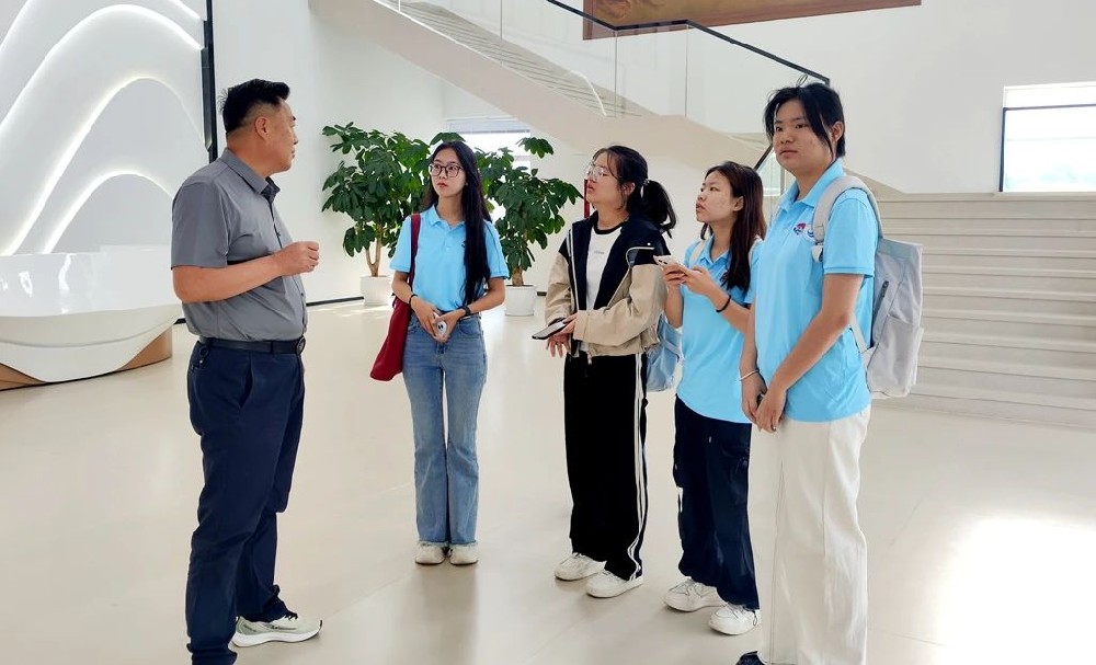 蘭州大學(xué)新聞與傳播學(xué)院師生到甘肅傳祁甘味乳業(yè)交流學(xué)習(xí)