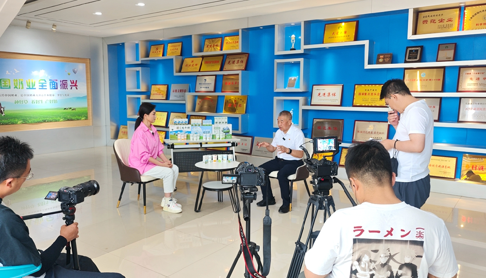 《鄉(xiāng)村新事記》欄目組專訪前進村黨委書記、前進集團董事長馬志祥