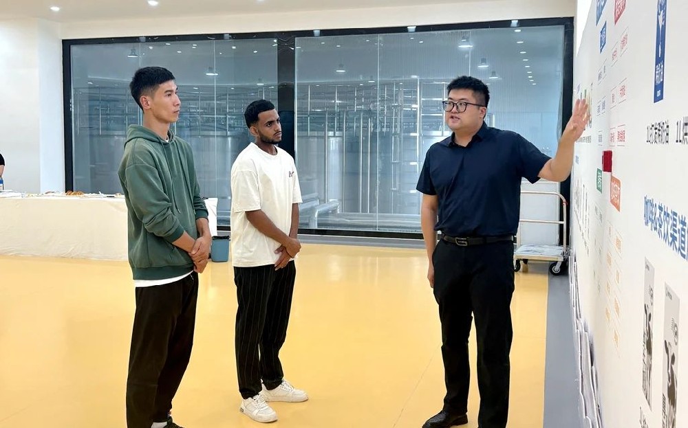 中新社甘肅分社到甘肅傳祁甘味乳業(yè)專題拍攝