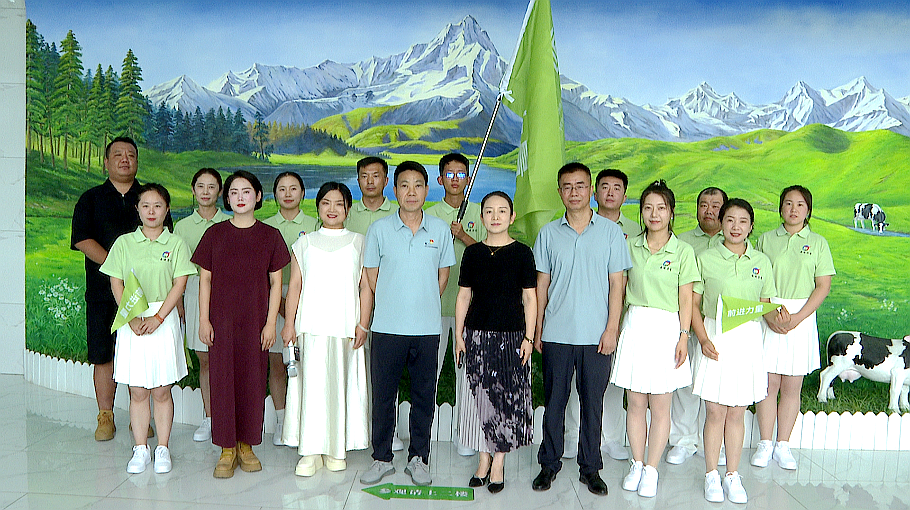 區(qū)委常委、區(qū)委宣傳部部長安麗莉歡送前進(jìn)力量合唱團(tuán)赴鄂爾多斯參加“村歌嘹亮”全國集中展演活動(dòng)