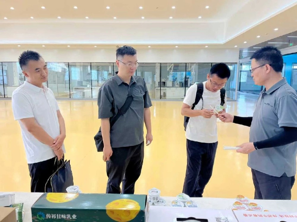 新華社、新華財(cái)經(jīng)記者到甘肅傳祁甘味乳業(yè)調(diào)研