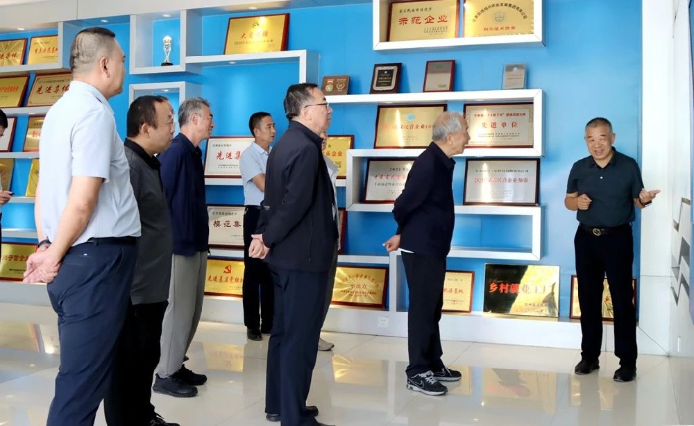 省政協(xié)原主席楊振杰到甘肅前進(jìn)集團(tuán)考察