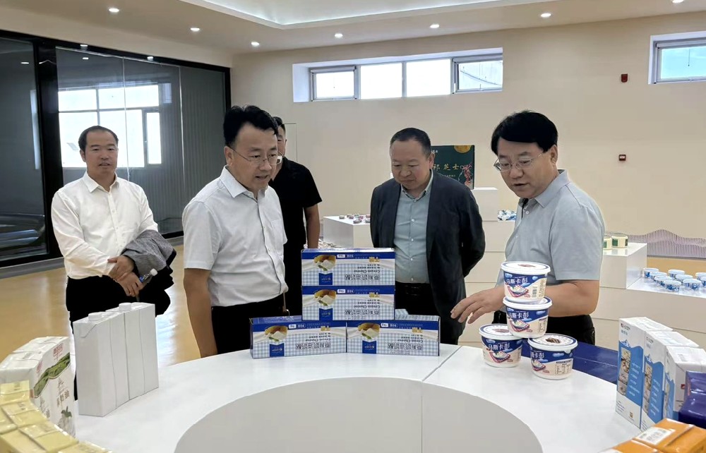 省工商聯(lián)秘書(shū)長(zhǎng)宋學(xué)勤到甘肅傳祁甘味乳業(yè)調(diào)研