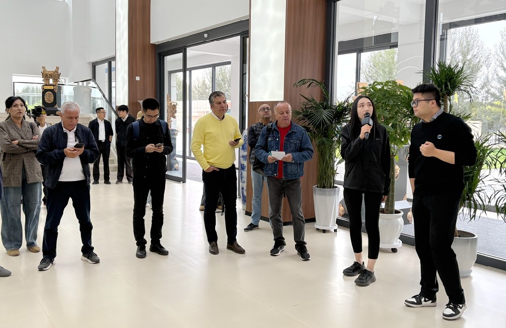 人民日?qǐng)?bào)社歐亞媒體團(tuán)到甘肅傳祁甘味乳業(yè)采訪報(bào)道